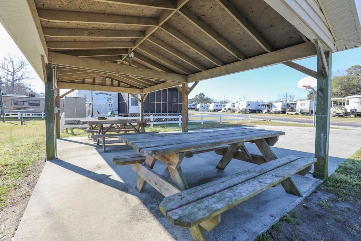2Br Pet Friendly Home In Sneads Ferry With Parking Екстериор снимка