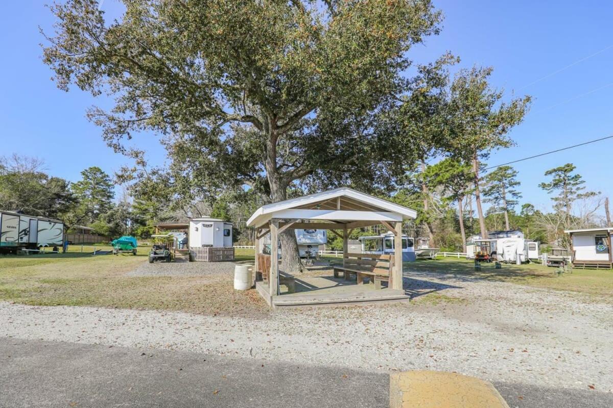 2Br Pet Friendly Home In Sneads Ferry With Parking Екстериор снимка