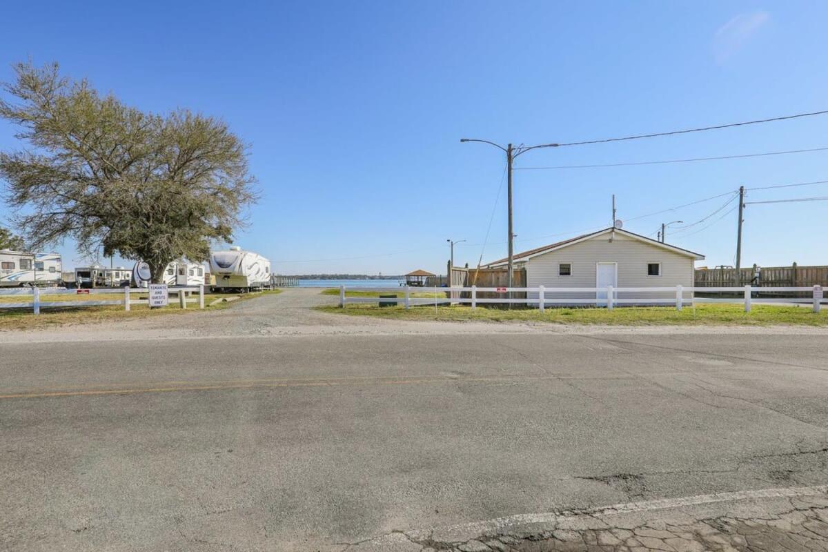 2Br Pet Friendly Home In Sneads Ferry With Parking Екстериор снимка